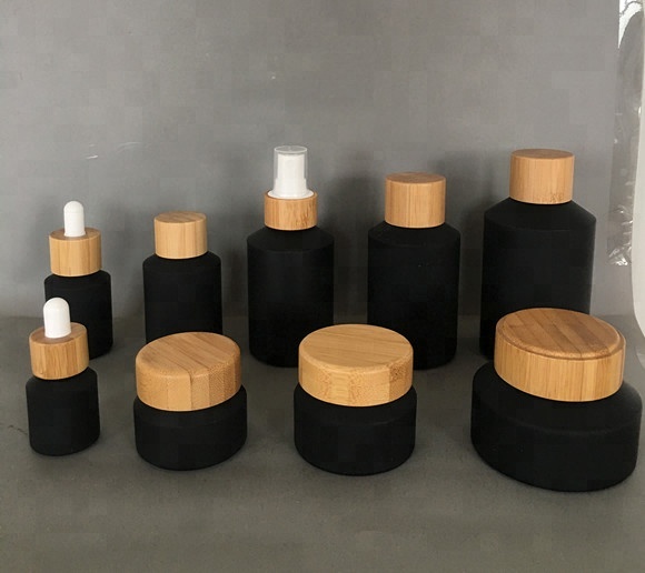 Luxury Skincare Jars - 60個入り 120ml ブラックマットガラスクリームジャー ローションスプレーポンプボトル 高級竹製蓋付き木製キャップ 化粧品容器