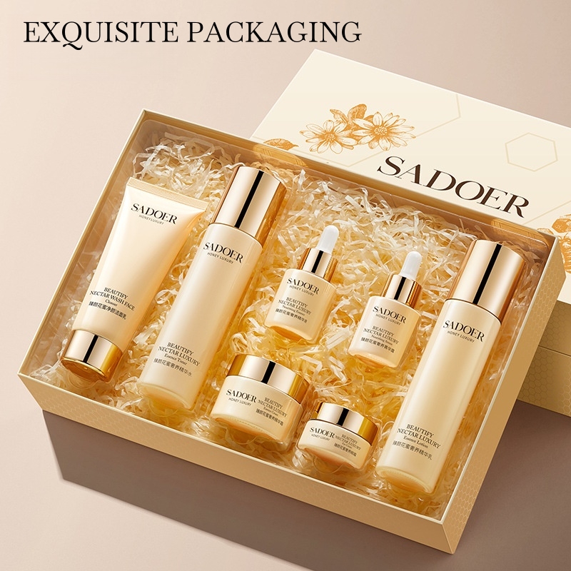 Luxury Natural Skincare - ジェンヤンフラワーネクター贅沢7点スキンケアセット、ツボクサエキス、アロエベラエキス、ナイアシンアミド、その他成分配合。 セットには、洗顔料、エッセンスウォーター、エッセンスミルク、エッセンスセラム、エッセンスローション、エッセンスクリーム、アイクリームが含まれています。 さまざまな保湿成分と栄養成分が配合されており、肌の水分を補給し、潤いを与え、自然に優しく、吸収しやすい状態にします。 完璧なホリデーギフト